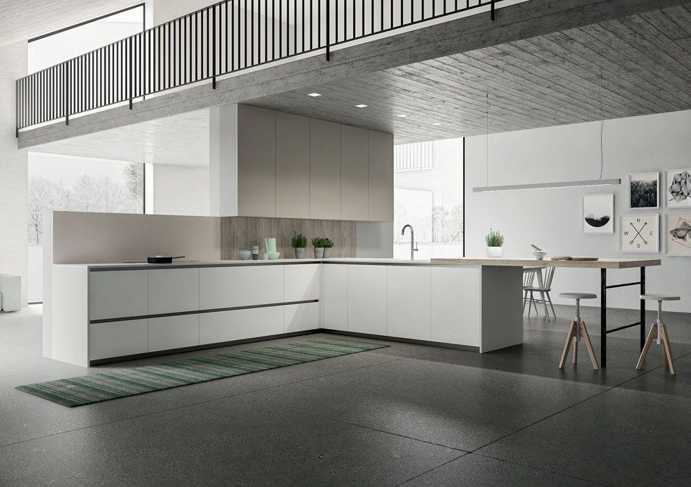 Cucina moderna e minimalista con mobili grigio chiaro, isola e zona pranzo.