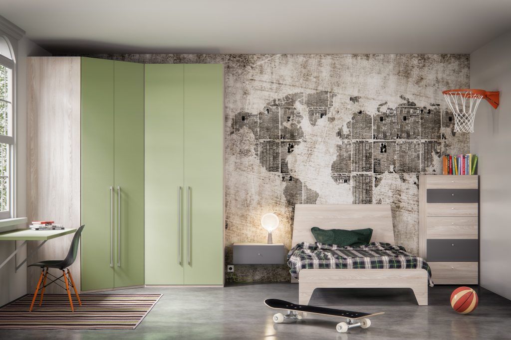 Camera da letto per adolescenti con armadio verde, scrivania, letto e canestro da basket contro una parete grunge con un disegno raffigurante una mappa del mondo.