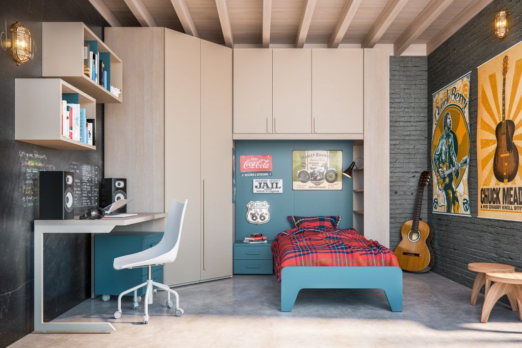 Camera da letto con letto e scrivania incorporati, dettagli blu, poster, chitarra e scaffali moderni.