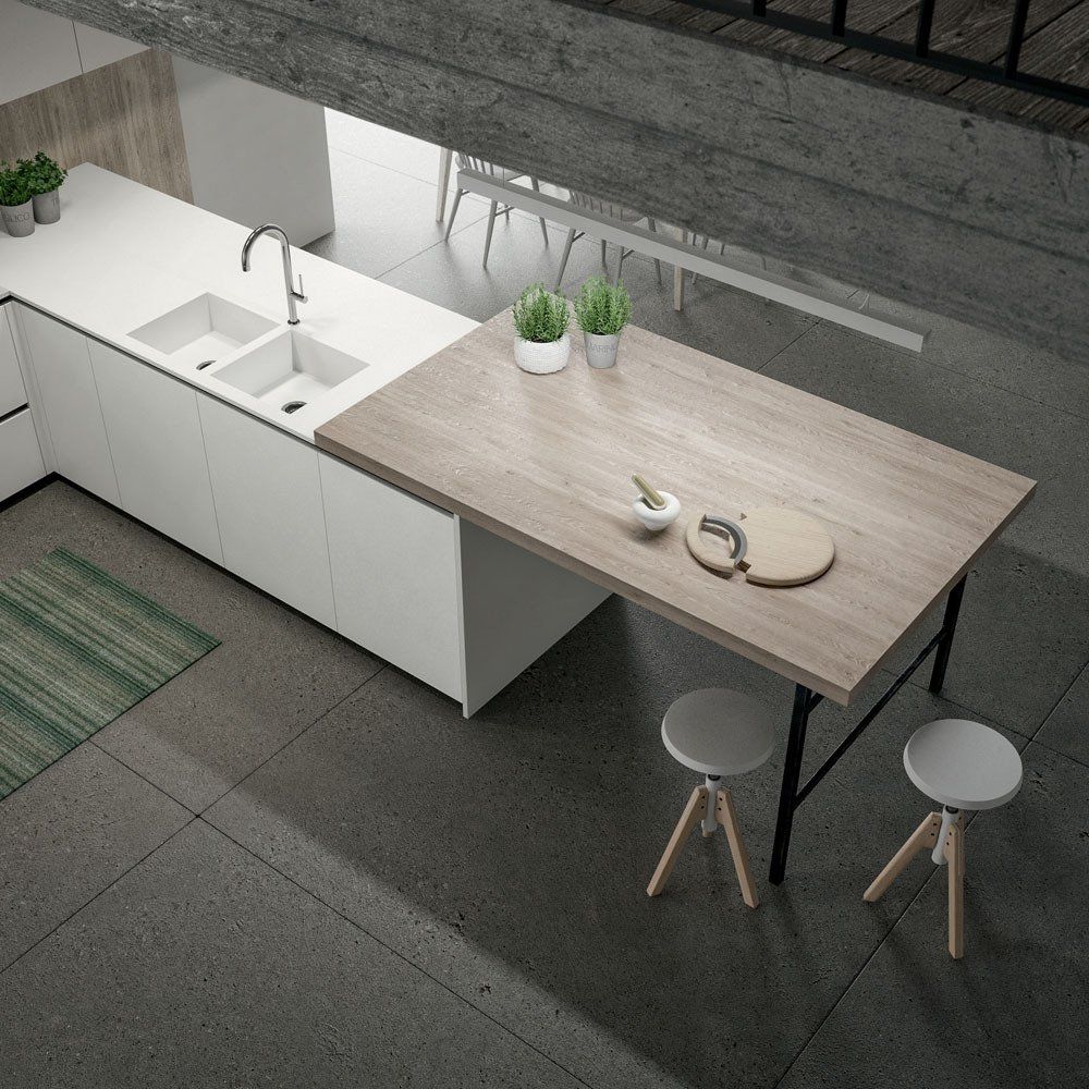 Cucina moderna con mobili bianchi, tavolo a isola e due sgabelli.