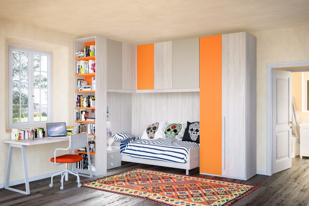 Una camera da letto con letto a muro, scrivania e libreria. Dettagli arancioni e grigi. Tappeto sul pavimento.