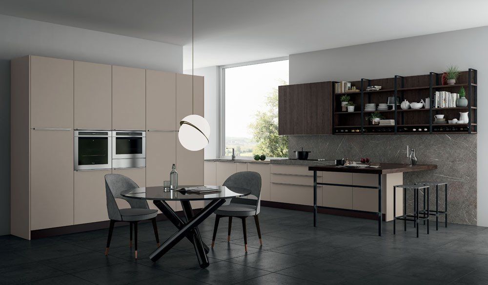 Cucina moderna con mobili neutri, tavolo da pranzo scuro e posti a sedere al bar.