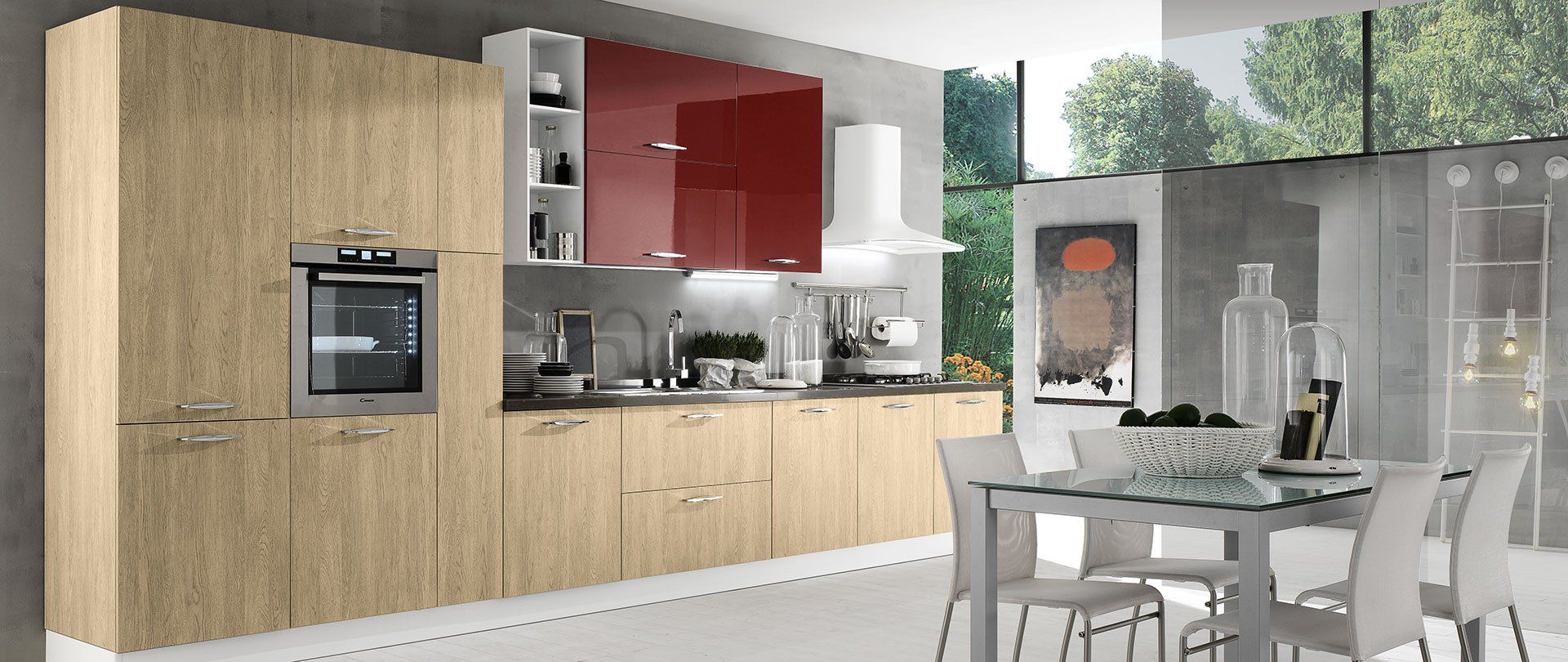 Cucina moderna con mobili in legno chiaro, pensili rossi, elettrodomestici in acciaio inossidabile e tavolo da pranzo.
