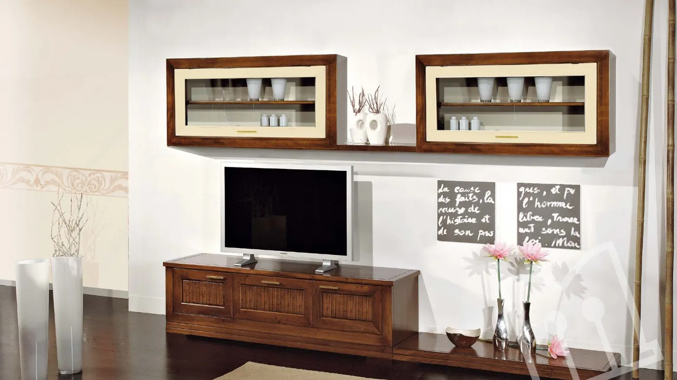Soggiorno con mobile TV, TV e pensili in legno; pareti neutre.