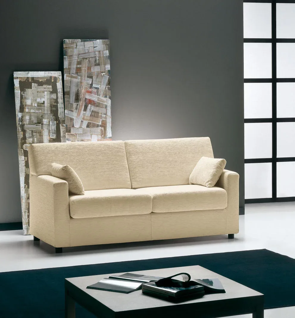 Divano beige in un soggiorno moderno, con opere d'arte alla parete e un tavolino da caffè scuro.