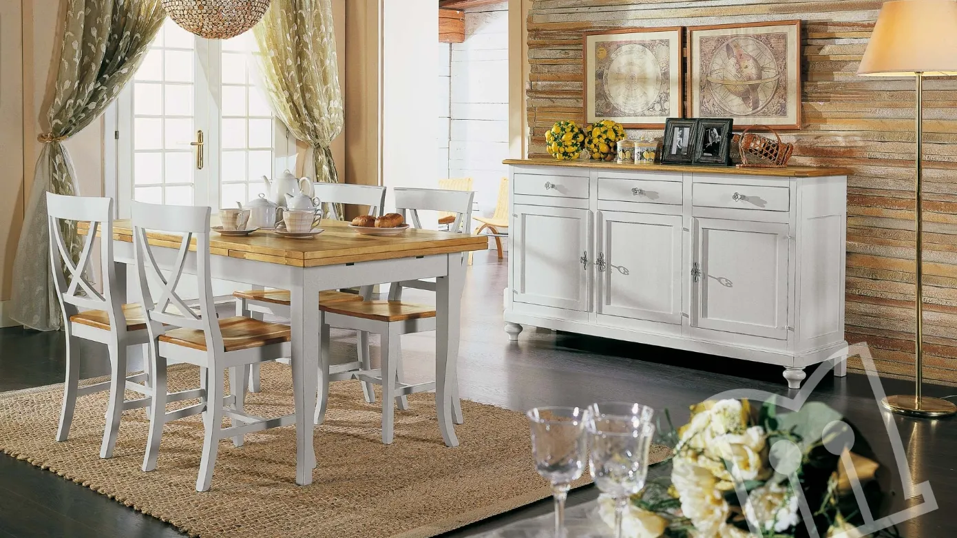 Sala da pranzo con mobili bianchi, tavolo in legno e buffet contro una parete rivestita in legno.