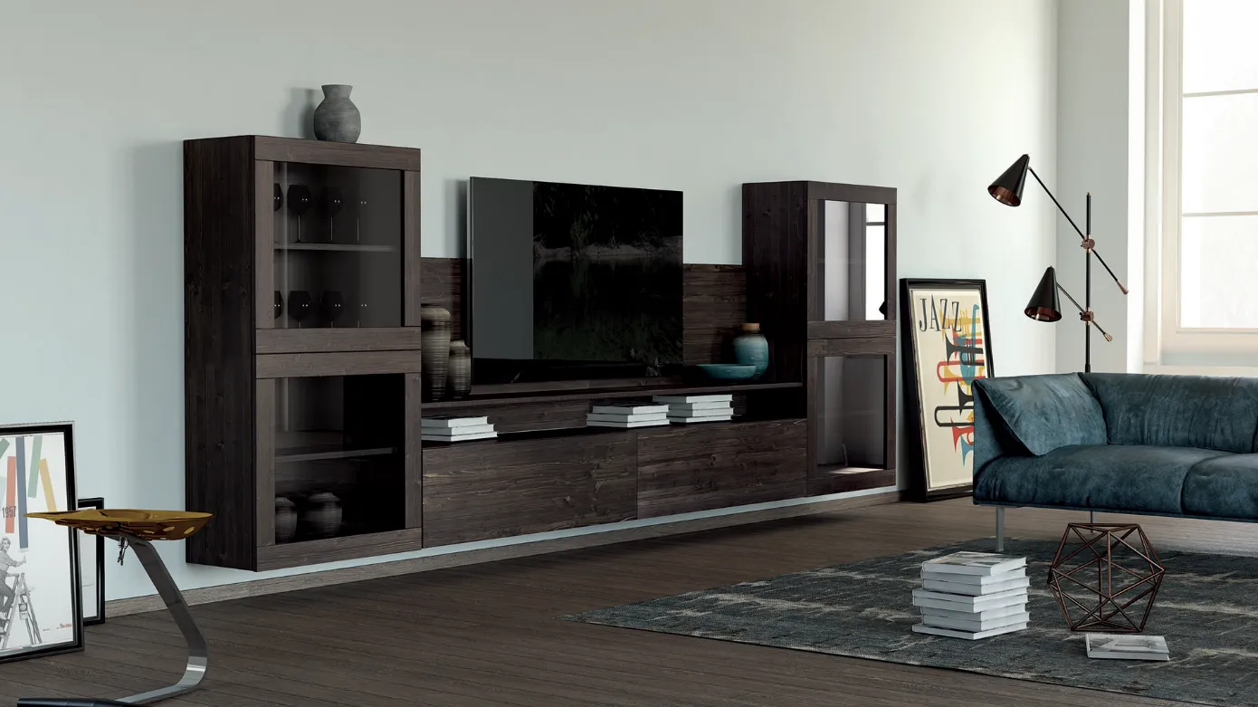 Soggiorno con mobiletto porta TV in legno scuro, divano, lampada e opere d'arte.