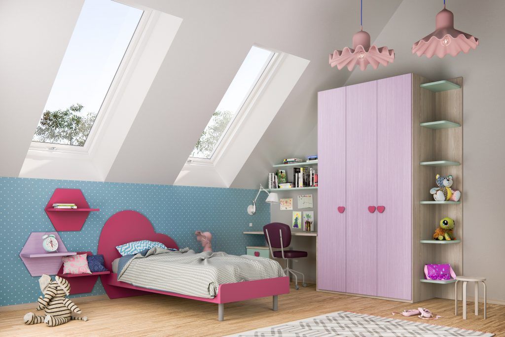Camera da letto per bambina con letto rosa, armadio e scaffali contro una parete a pois blu con lucernari.