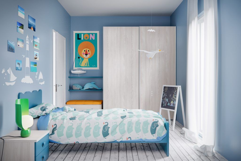 Cameretta blu per bambini con letto, armadio, quadri e decorazioni varie.