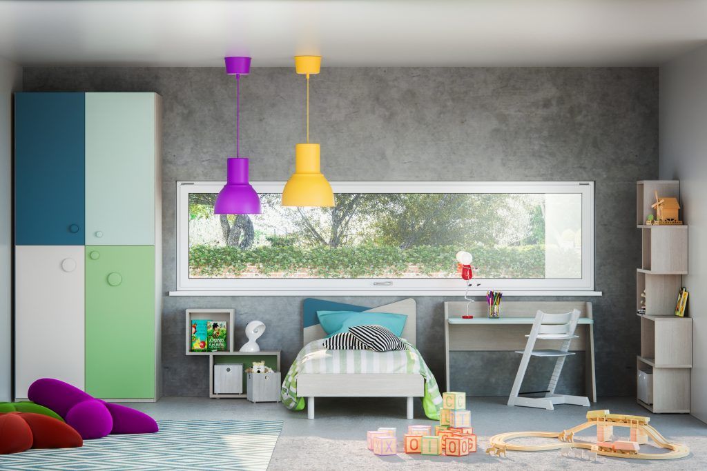 Cameretta per bambini con mobili colorati, finestra e luci sospese. Dispone di letto, scrivania, spazio per riporre gli oggetti e giocattoli.