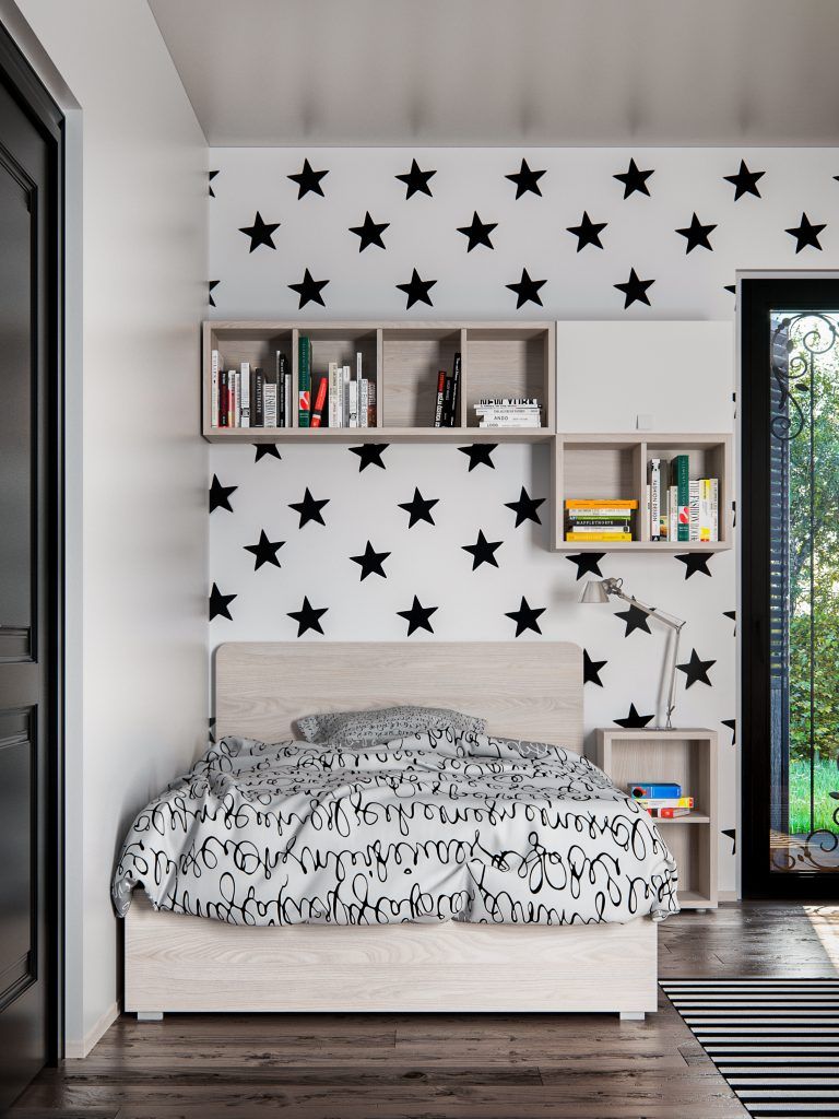 Camera da letto con parete decorata con stelle, letto in legno chiaro, scaffali con libri e porta nera.