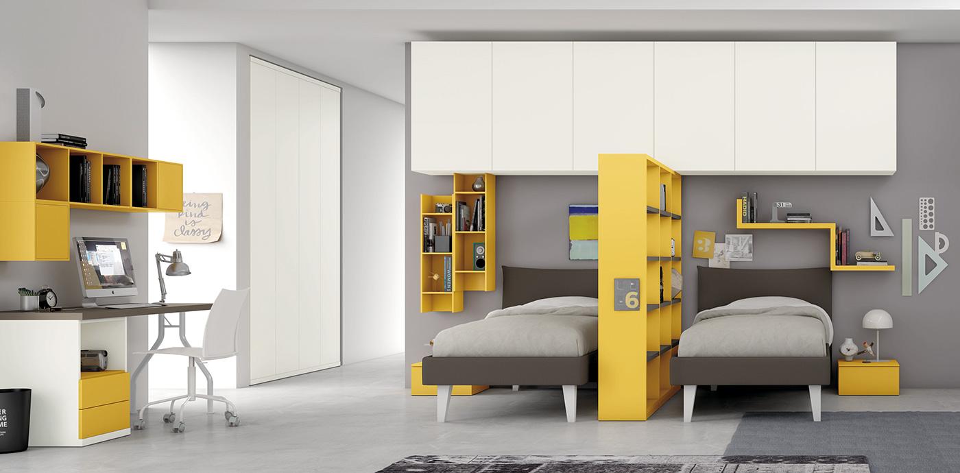 Camera da letto con mobili gialli e bianchi, due letti singoli e una scrivania. Pareti e pavimenti grigi.
