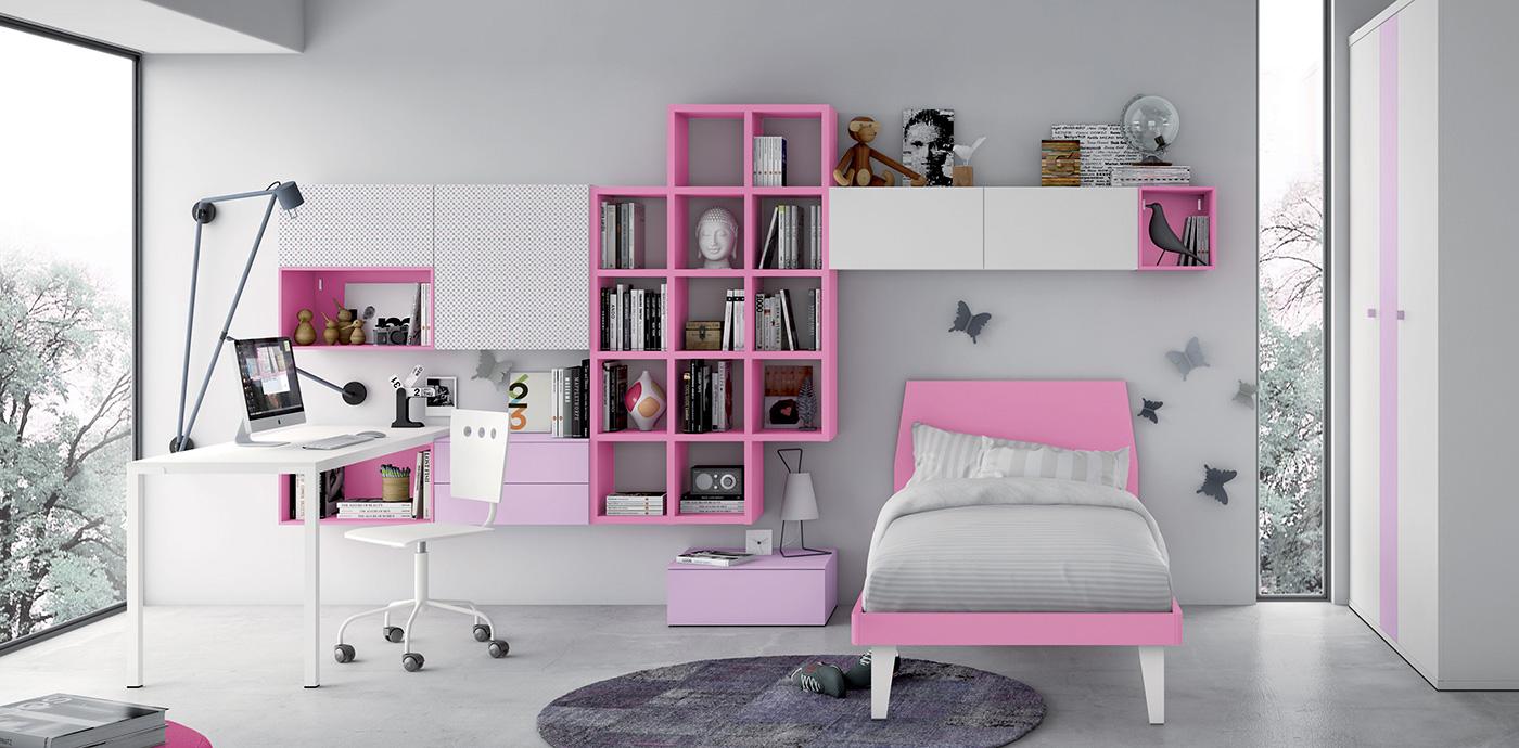 Arredamento rosa per la camera da letto con scrivania, scaffali, letto e armadio. Tappeto grigio e decorazioni a forma di farfalla.