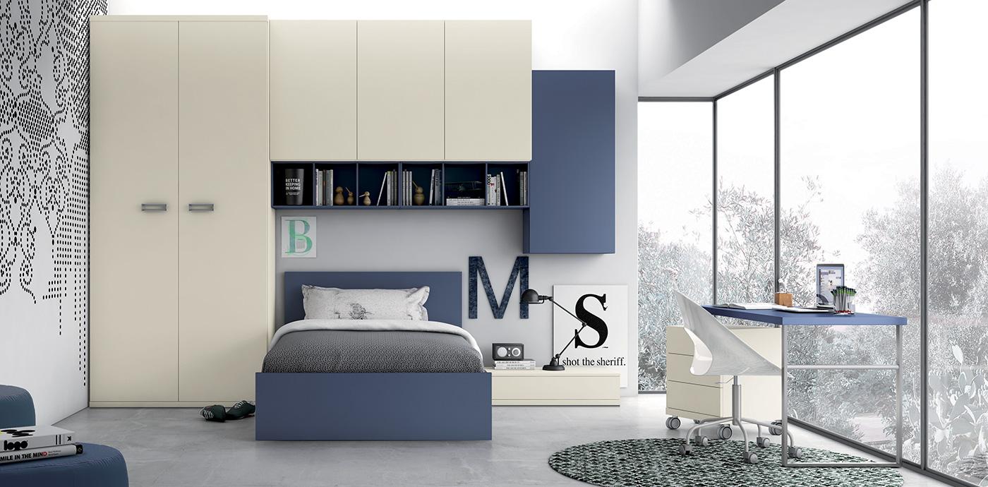 Una camera da letto moderna con mobili blu e crema, una grande finestra e un tappeto grigio.