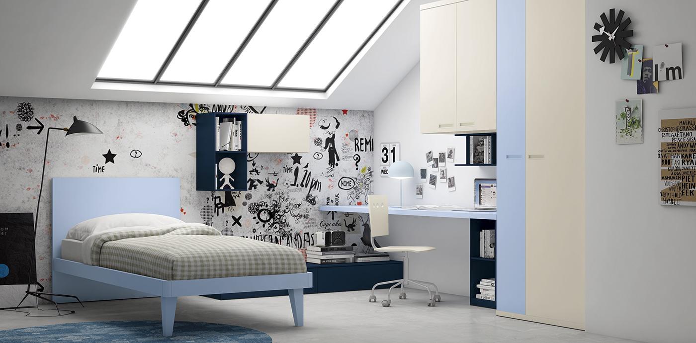 Camera da letto con letto, scrivania, contenitore e parete decorata, colori azzurro e crema, lucernario.