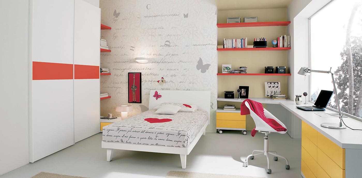 Camera da letto con pareti bianche, armadio, letto, scaffali, scrivania e una grande finestra. Combinazione di colori arancione e bianco.