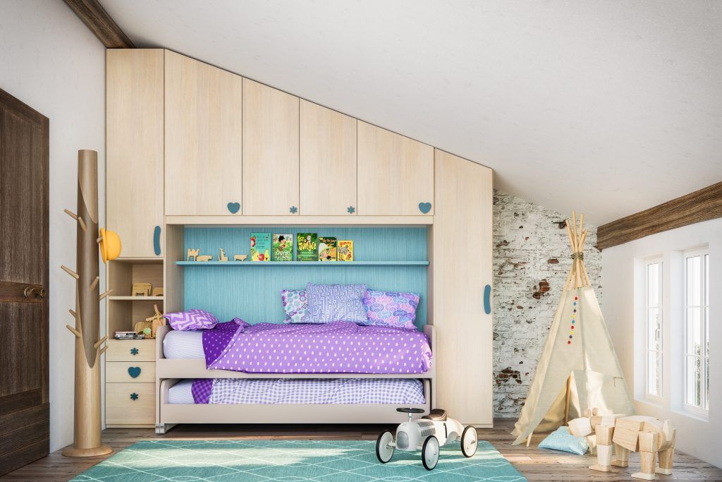 Camera da letto con letto e contenitore sotto il soffitto spiovente. Legno chiaro, colori blu, viola e verde.