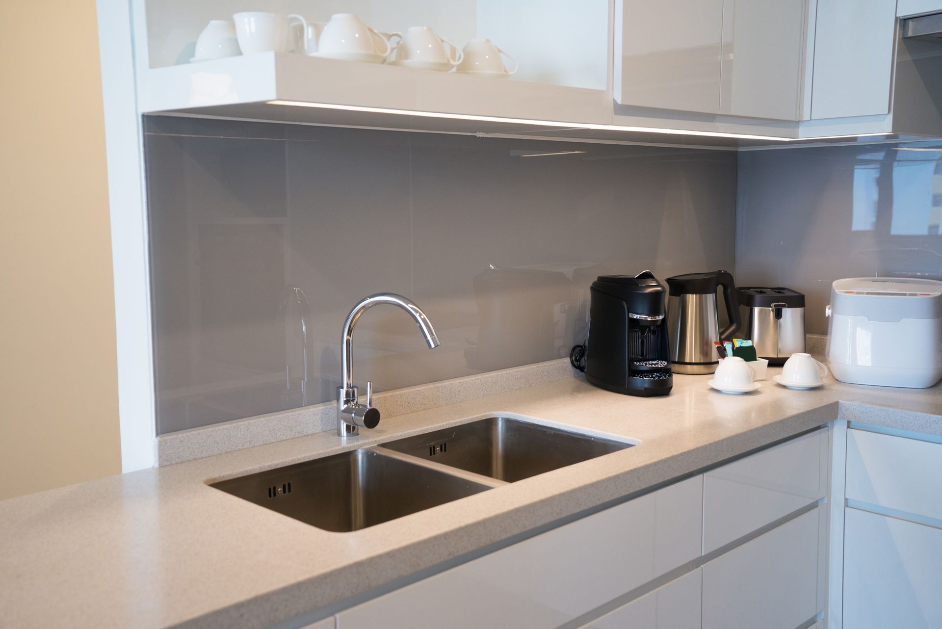white glass splashback for kitchen