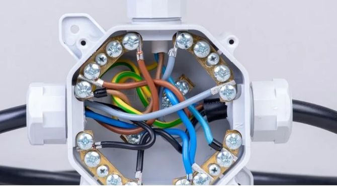 Electrical junction box wiring.
