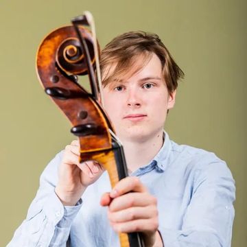 Fabius Beelaerts van Blokland s geboren en getogen in Amsterdam en begon op vijfjarige leeftijd met cello spelen. Al op jonge leeftijd werd hij toegelaten tot de Jong Talentklas van het Conservatorium van Amsterdam. In juni 2026 behaalde hij zijn bachelor diploma.  Fabius bespeelt momenteel een Nederlandse cello uit circa 1840, gebouwd door Frans Wils, die hem in bruikleen is verstrekt door het Nationaal Muziekinstrumenten Fonds.