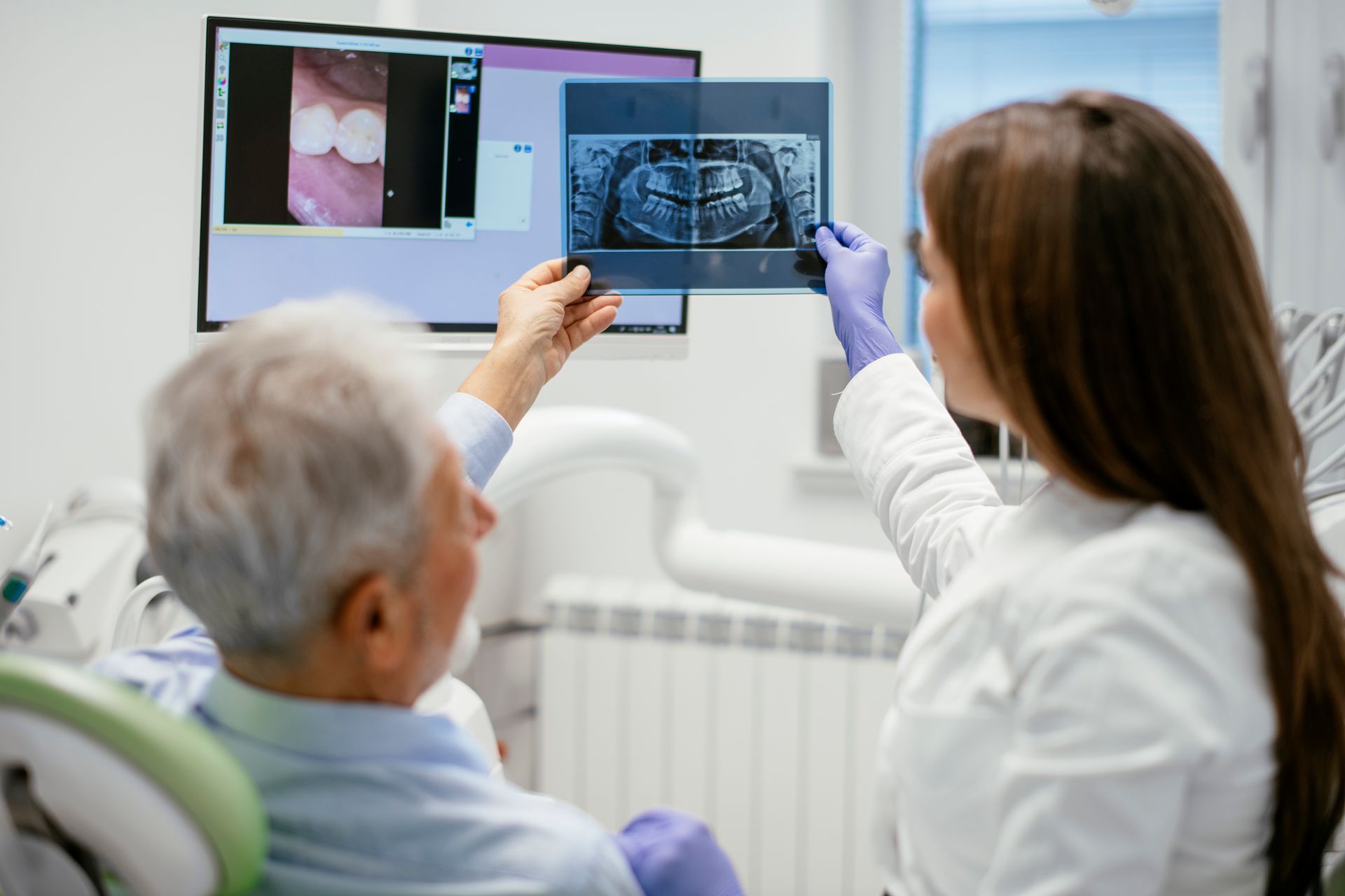 dentist with missing teeth patient