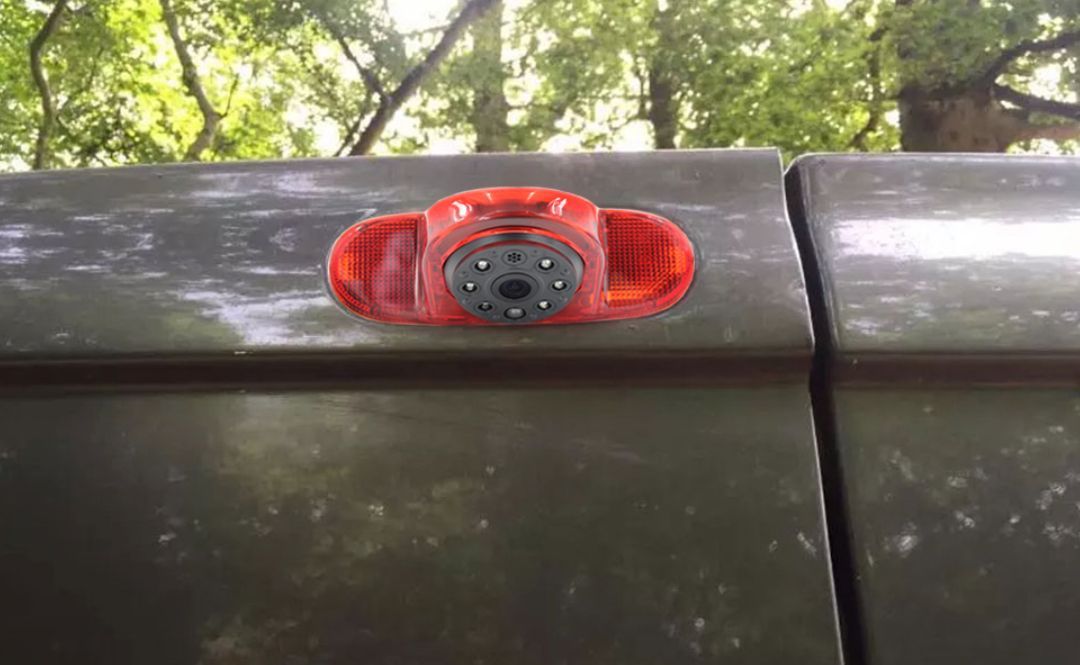 Achteruitrijcamera in de derde remlicht voor Opel Vivaro 2003 - 2014