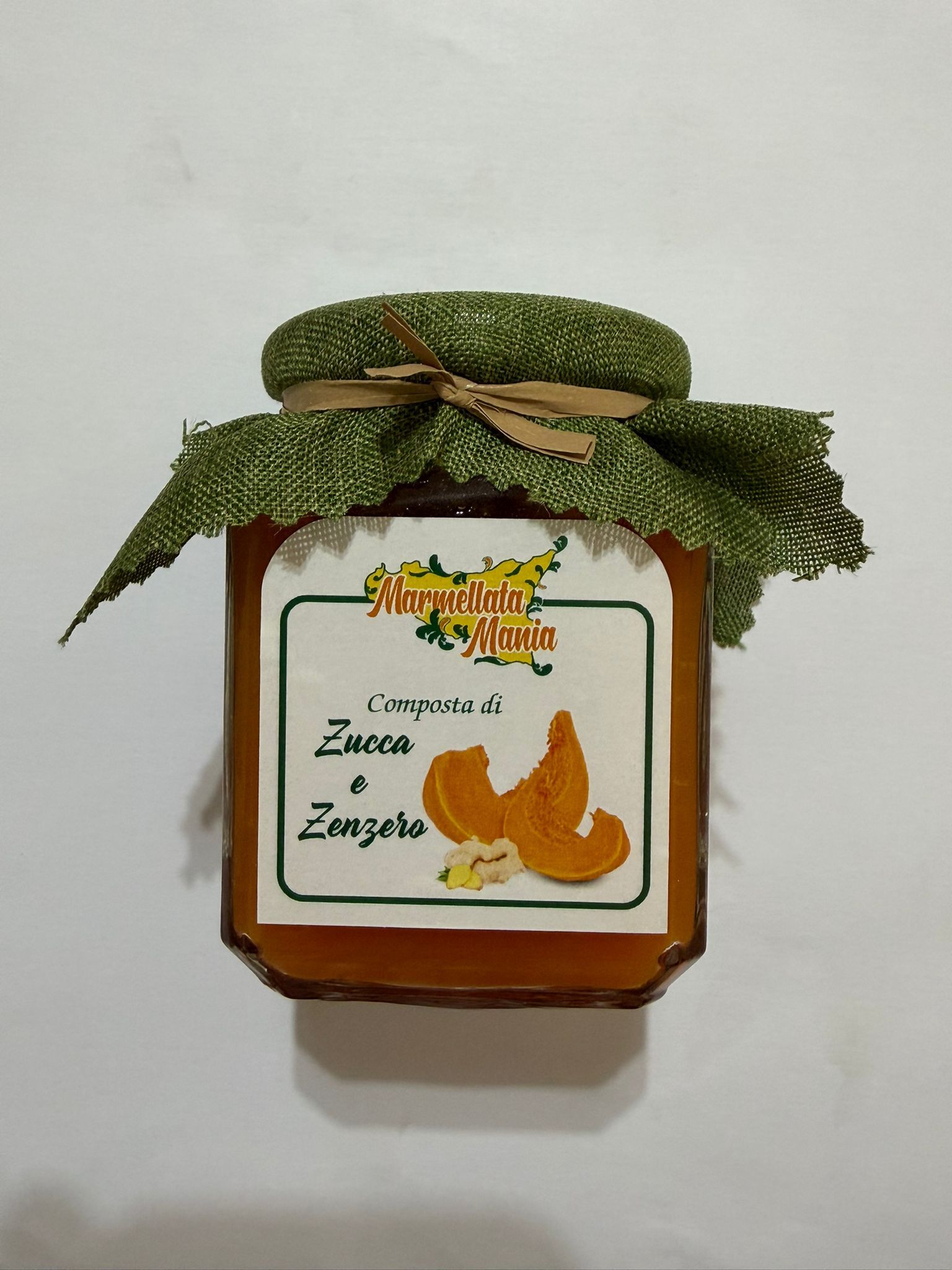 Barattolo decorativo arancione e verde con coperchio in tessuto ed etichetta con l'illustrazione di una volpe.