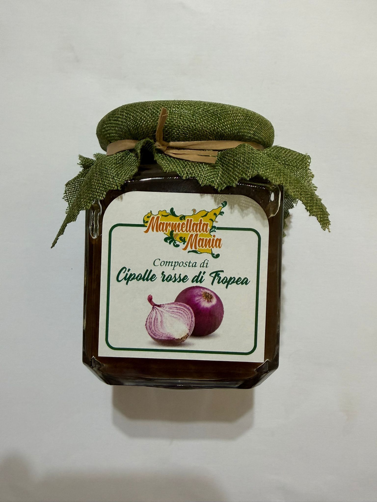 Vasetto di confettura di fichi verdi con coperchio in tessuto verde ed etichetta con la scritta 