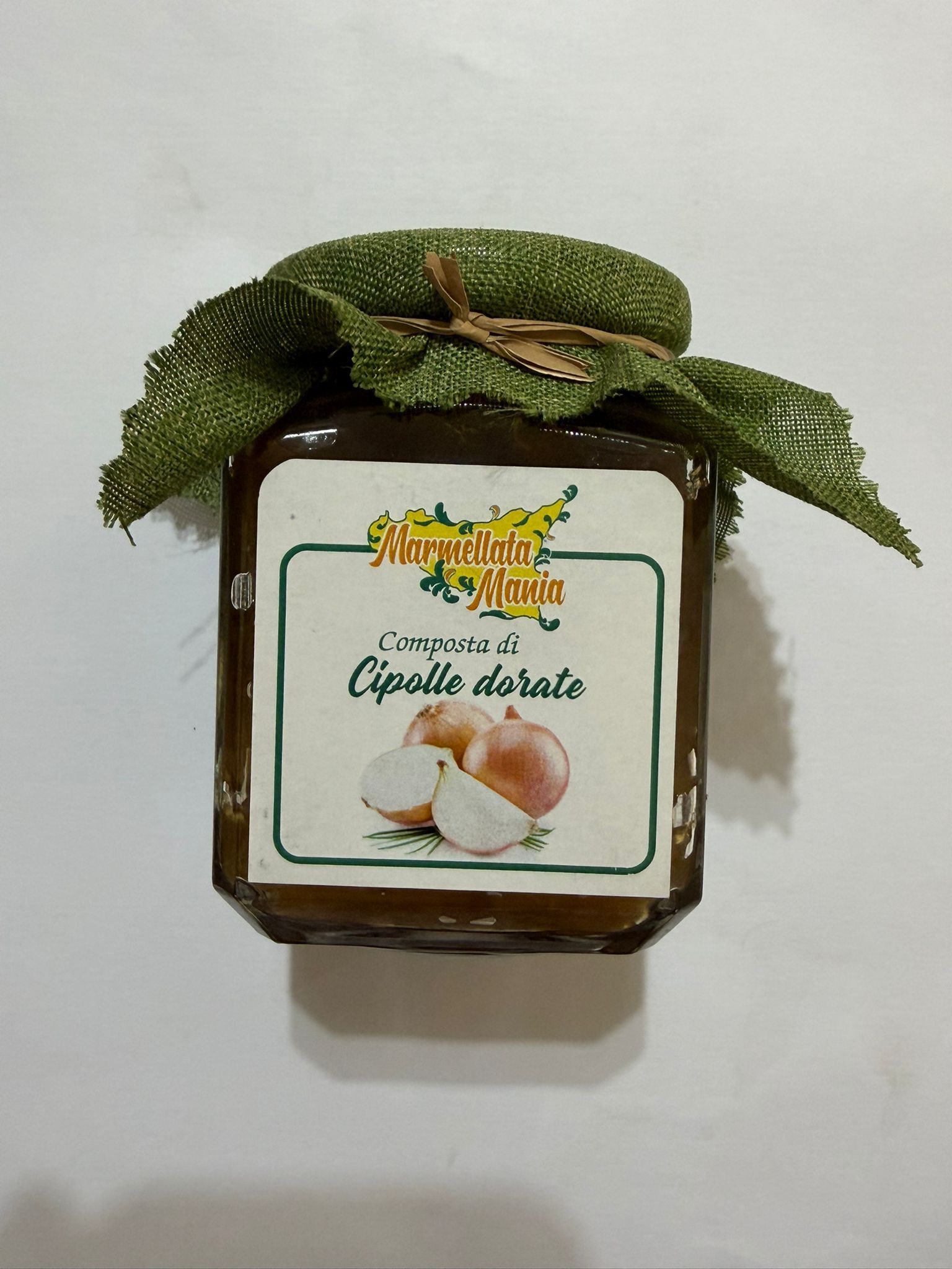 Barattolo quadrato con coperchio verde lavorato all'uncinetto ed etichetta con la scritta 