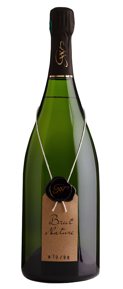 Une bouteille de champagne avec une étiquette attachée.
