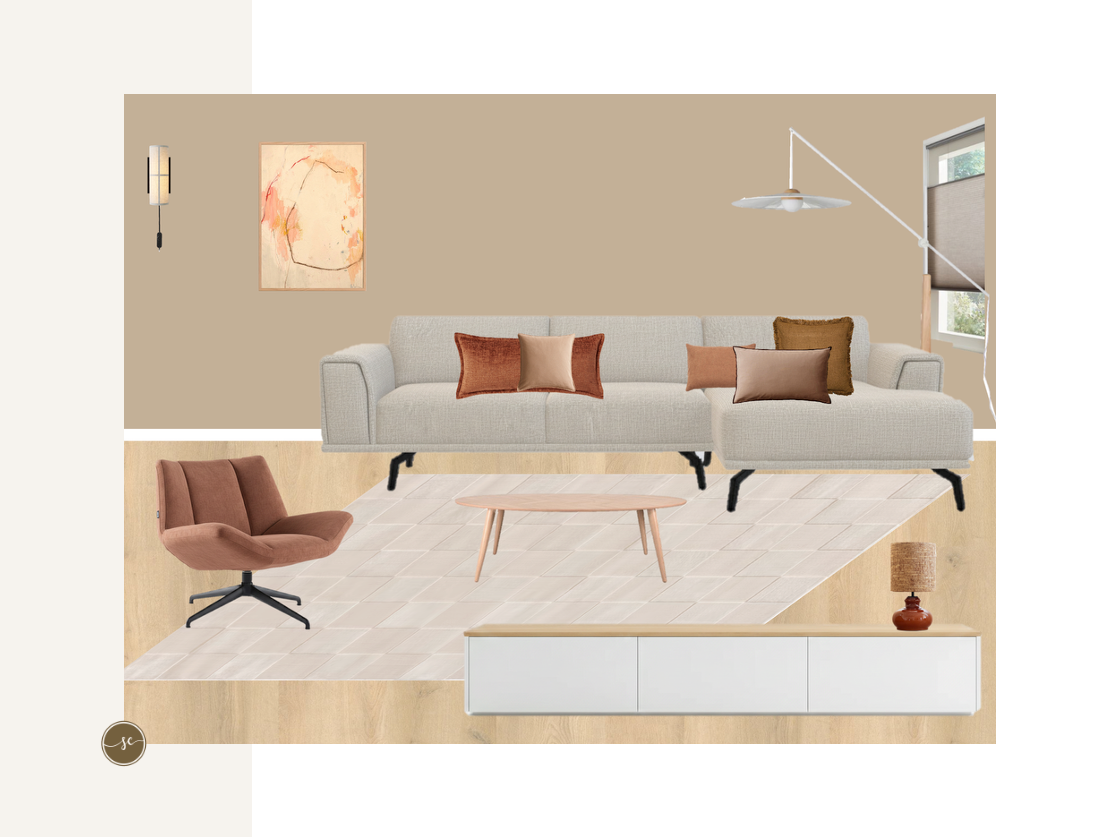 Woonkamerinrichting met beige bank, bruine stoel, vloerkleed en kunst. Neutrale kleuren.