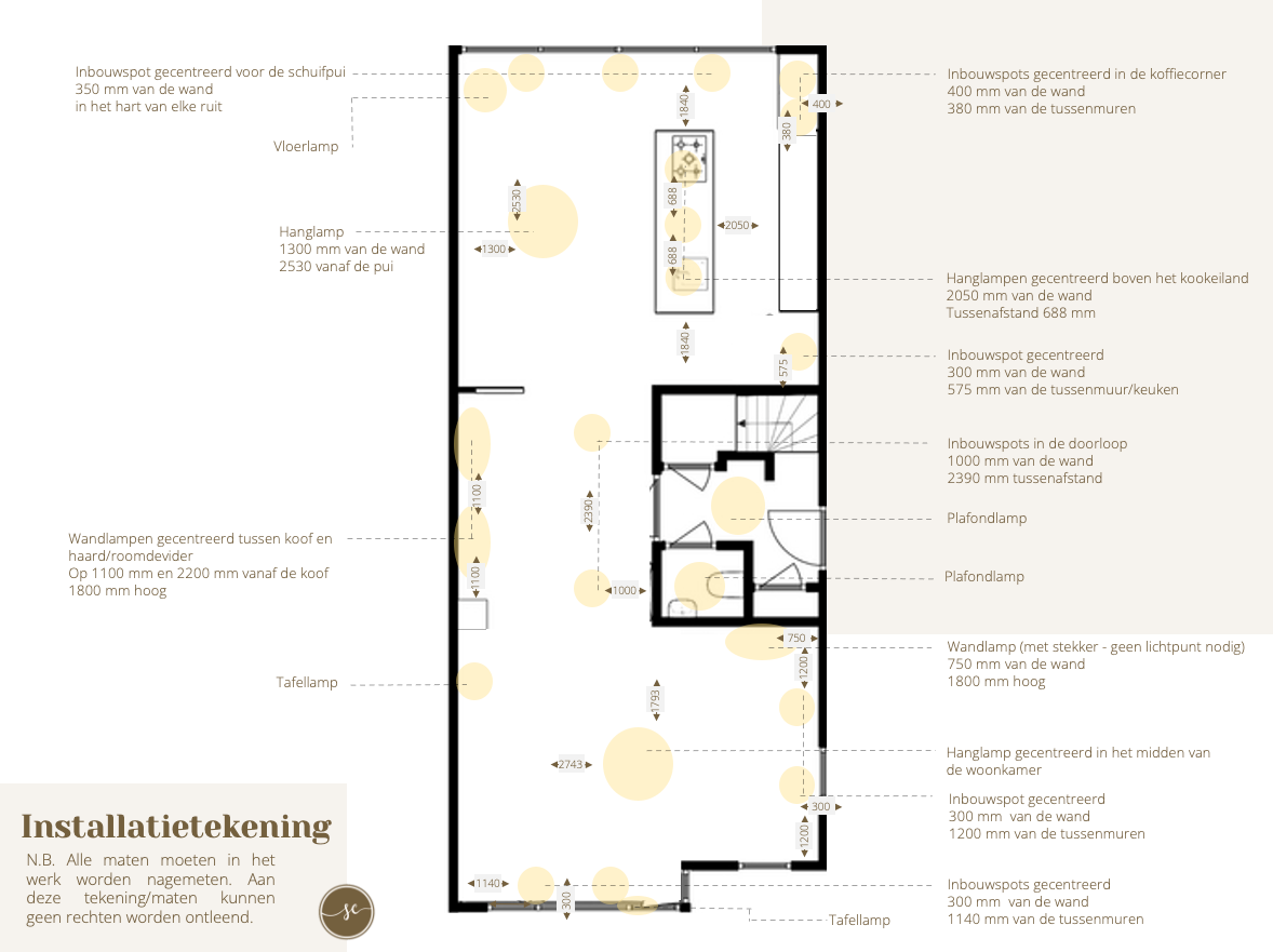 Plattegrond met verlichtingsplan, keukeneiland, trap en aanduiding van de verschillende kamers.