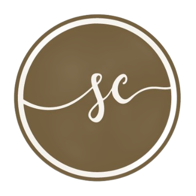 Bruin cirkelvormig logo met een witte rand,