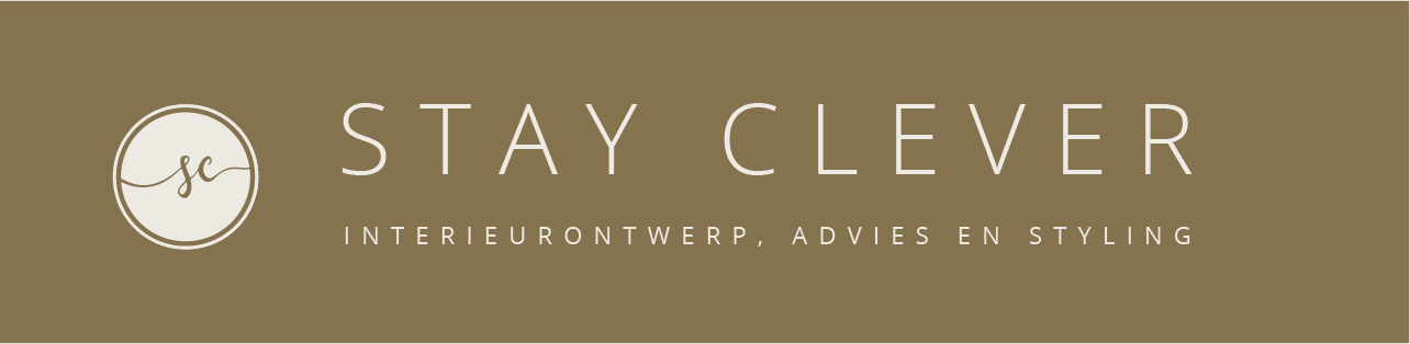 Logo met de tekst "STAY CLEVER" en een rond pictogram met de initialen "JC." op een bruine achtergrond.