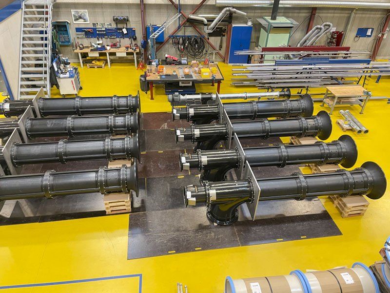 De otte HDPE-pumper ligger linet op færdige i produktionshallen De otte HDPE-pumper ligger linet op færdige i produktionshallen