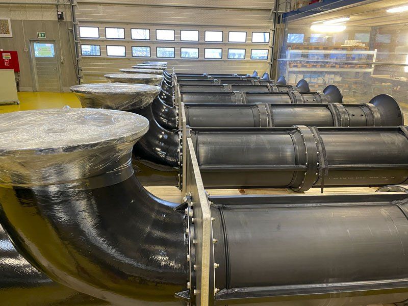 De otte HDPE-pumper ligger linet op færdige i produktionshallen De otte HDPE-pumper ligger linet op færdige i produktionshallen