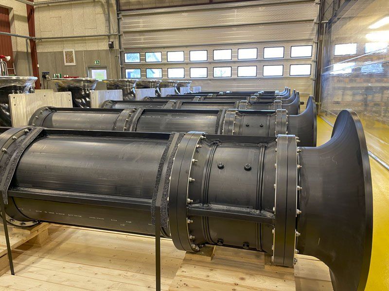 De otte HDPE-pumper ligger linet op færdige i produktionshallen De otte HDPE-pumper ligger linet op færdige i produktionshallen