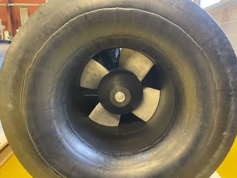 De otte HDPE-pumper ligger linet op færdige i produktionshallen De otte HDPE-pumper ligger linet op færdige i produktionshallen