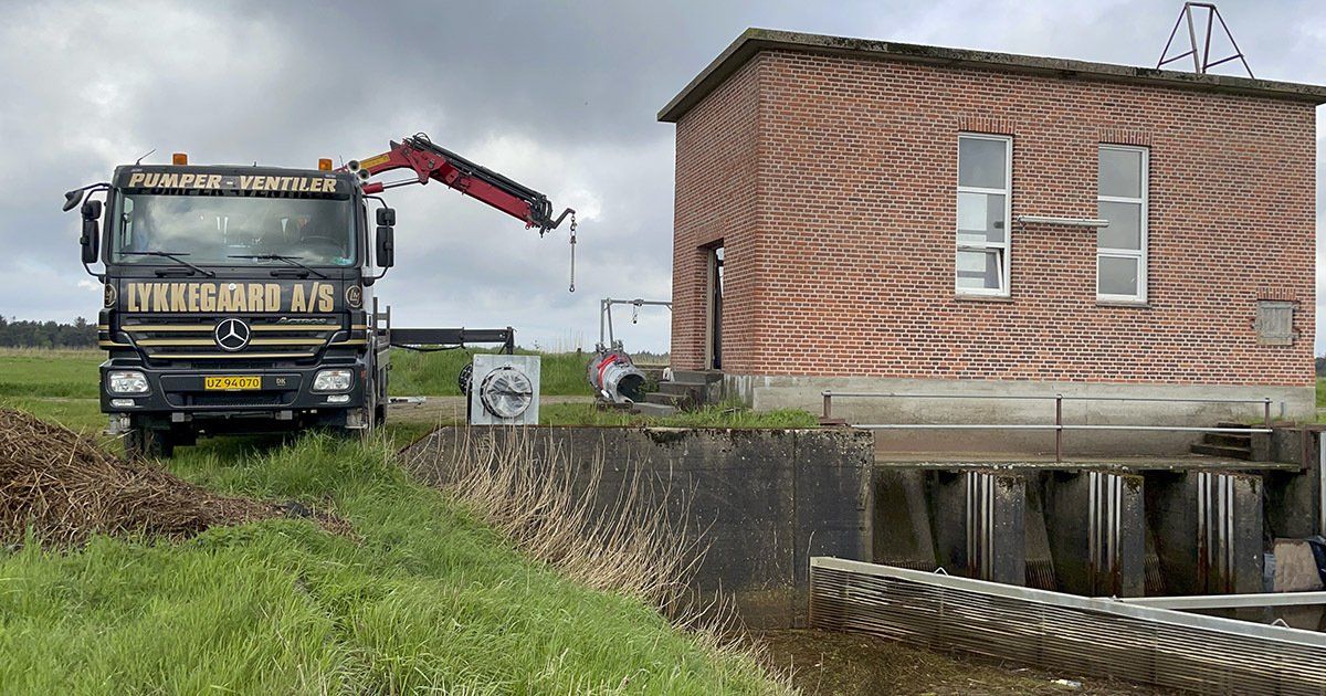 Lykkegaard installerer en nyn pumpe i et pumpehus ved Bork, Vestjylland