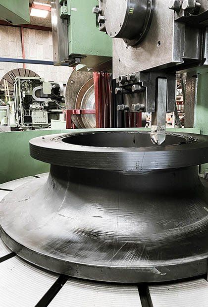 HDPE pumpe i gang med at blive fræset HDPE-pumpe - under produktionen