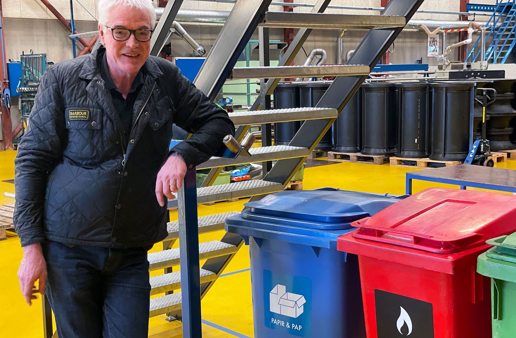 Direktør og ejer Karsten Lykkegaard ved nogle af de affaldsspande, som står rundt omkring på fabrikken Direktør og ejer Karsten Lykkegaard ved nogle af de affaldsspande, som står rundt omkring på fabrikken