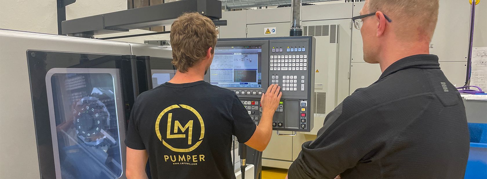 Industritekniker fra Lykkegaard bliver instrueret i at programmere på den nye maskine 