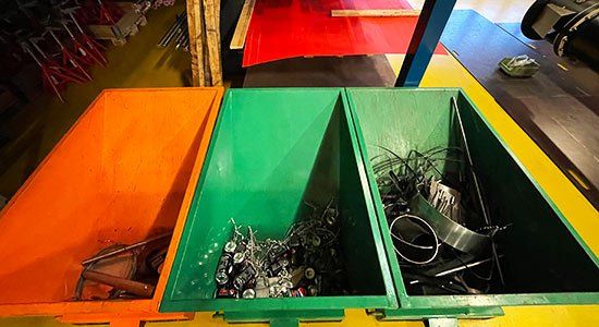 Metal sorteres indenfor, inden det køres ud i de store containere Metal sorteres indenfor, inden det køres ud i de store containere