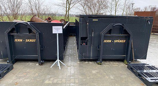 De store containere har tydelige skilte med, hvad der skal affaldsorteres hvor De store containere har tydelige skilte med, hvad der skal sorteres hvor