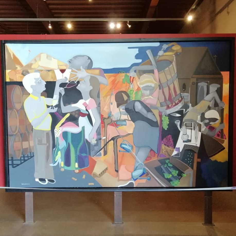 Mural abstracto y colorido de personas y objetos en un espacio similar a una galería.