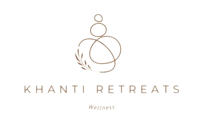 Logotipo de Khanti Retreats con una figura minimalista de bienestar en color beige y la palabra