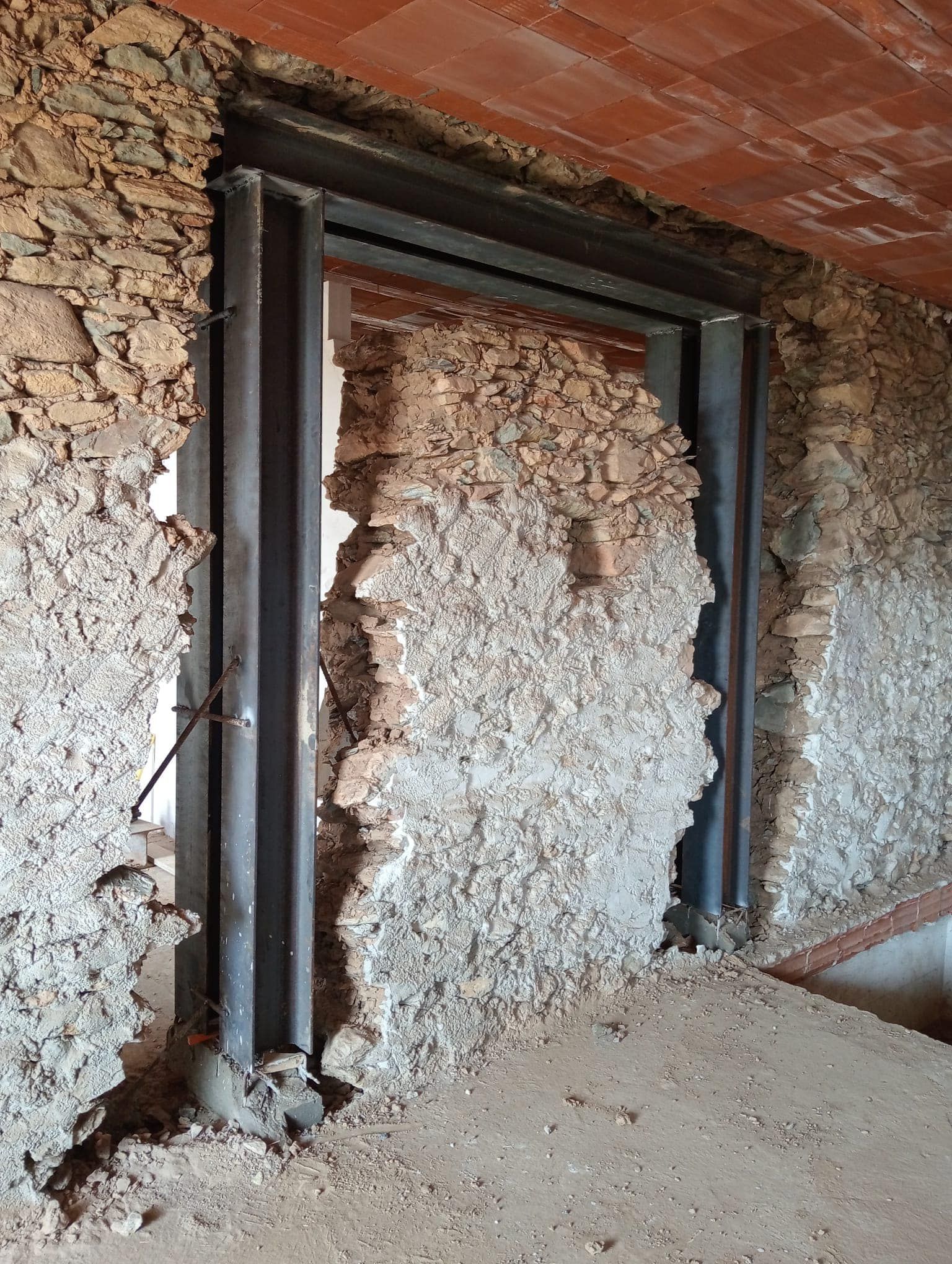 Una porta viene costruita in un muro di pietra.