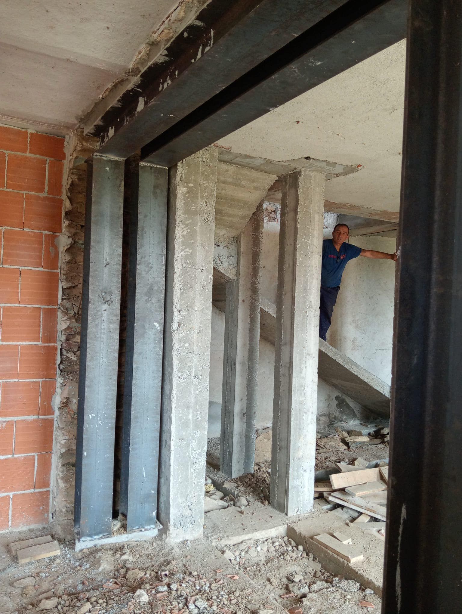 Un uomo è in piedi nel mezzo di un edificio in costruzione.