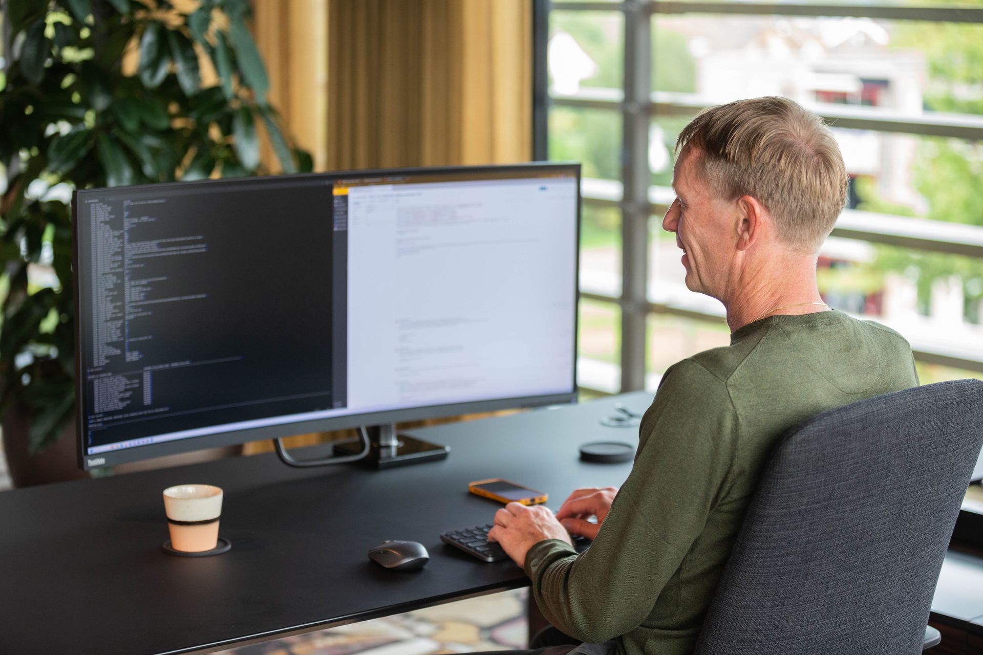 Collega MCX achter computer aan het werk