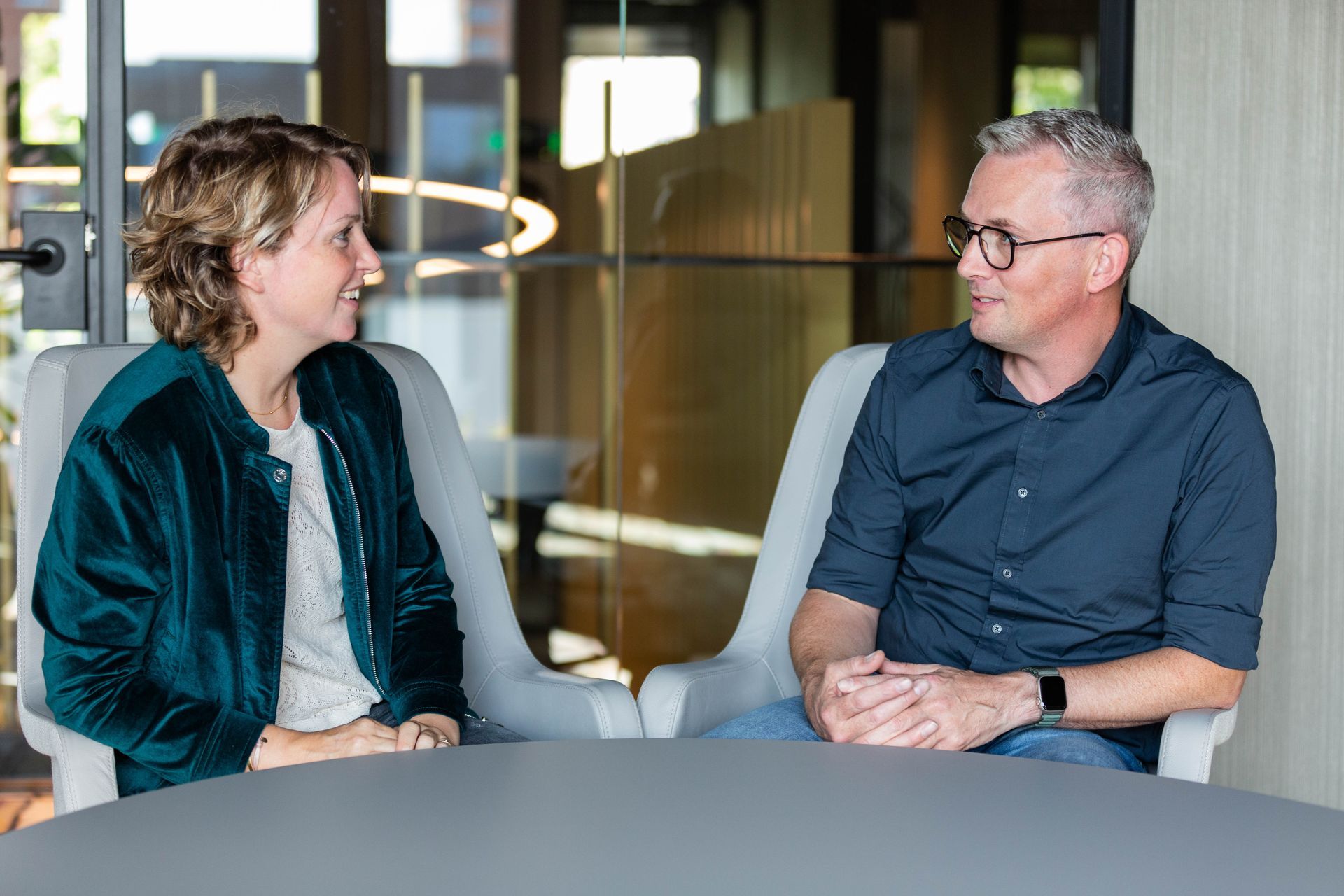 Twee collega;s in overleg